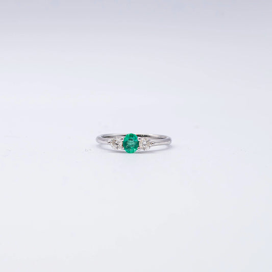 18k White Gold Round & Oval Diamond & Emerald Trilogy Ring | Size O